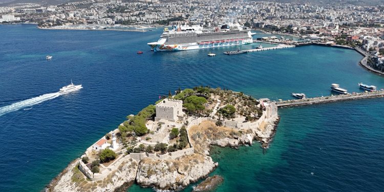 30 Ağustos Zafer Bayramı Kuşadası’nda turizm bayramına döndü