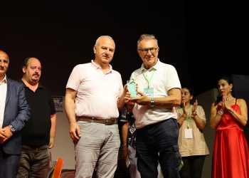 ÜNLÜ OYUNCU TAMER LEVENT’TEN ÇİNE TİYATROSUNA ÖVGÜ DOLU SÖZLER