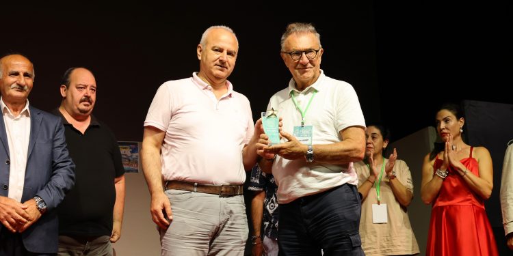 ÜNLÜ OYUNCU TAMER LEVENT’TEN ÇİNE TİYATROSUNA ÖVGÜ DOLU SÖZLER