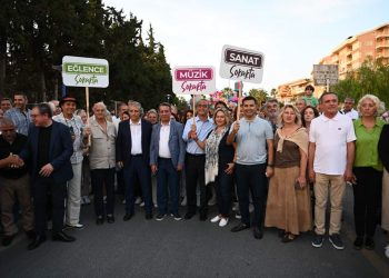 ULUSLARARASI KUŞADASI SOKAK FESTİVALİNİN AÇILIŞI RİO KARNAVALINI ARATMADI