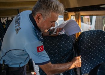 KUŞADASI’NDA OKUL SERVİSLERİ DENETLENDİ