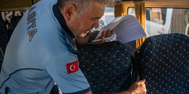 KUŞADASI’NDA OKUL SERVİSLERİ DENETLENDİ