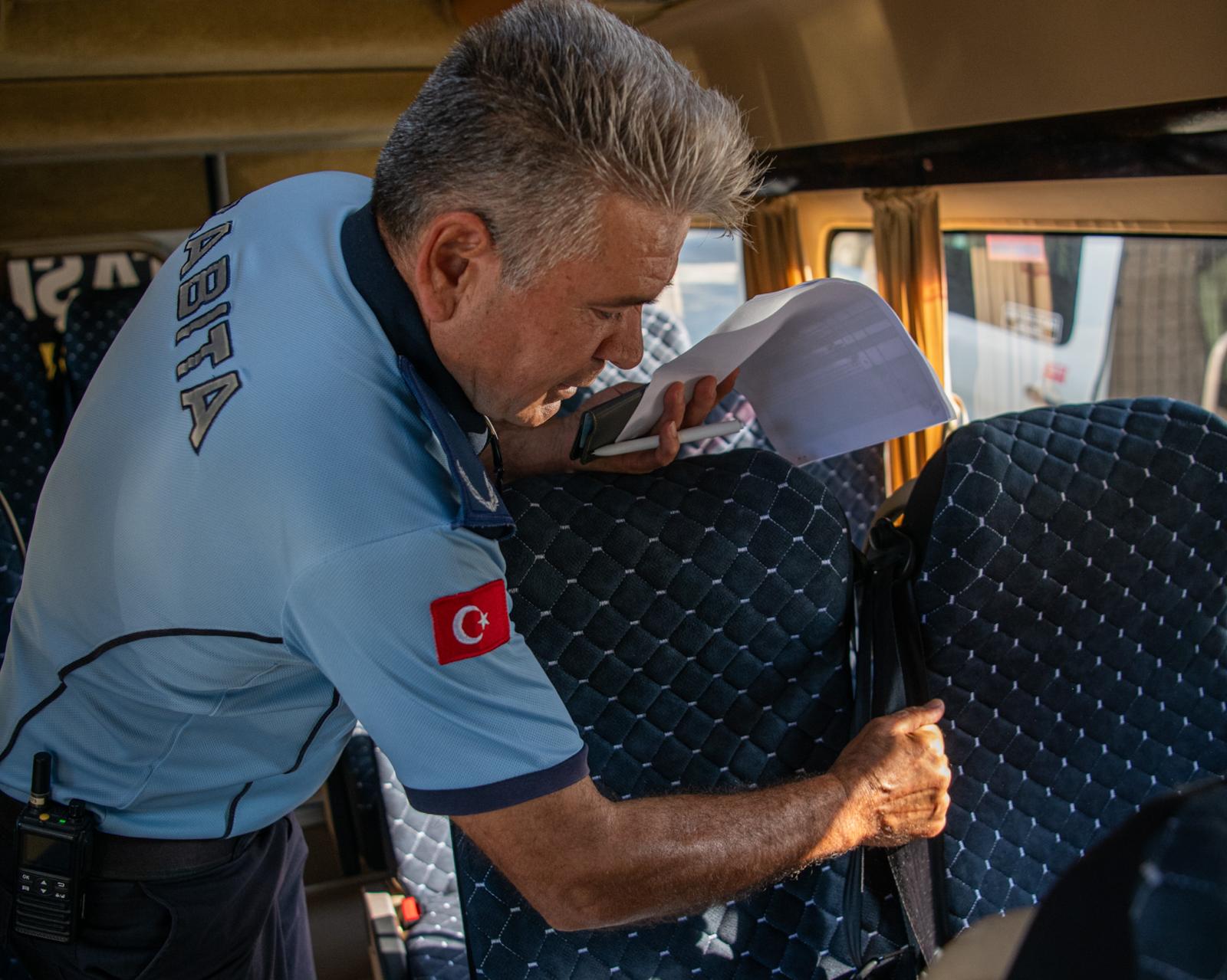 KUŞADASI’NDA OKUL SERVİSLERİ DENETLENDİ