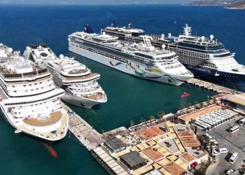 Kuşadası’na 8 bin 524 turist getiren 4 kruvaziyer gemisi esnafı sevindirdi.