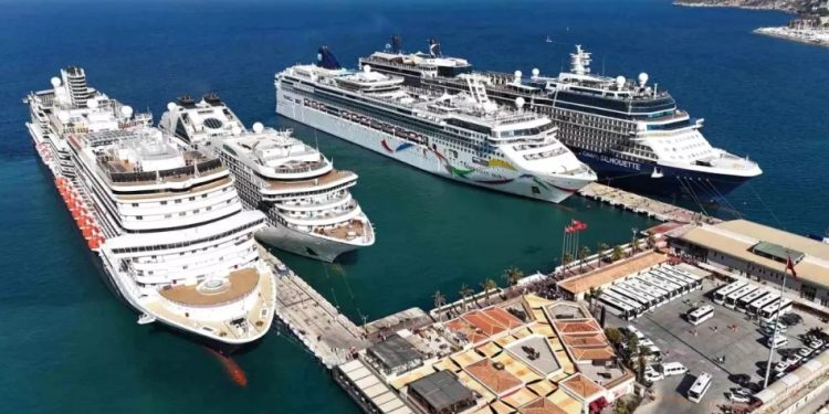 Kuşadası’na 8 bin 524 turist getiren 4 kruvaziyer gemisi esnafı sevindirdi.