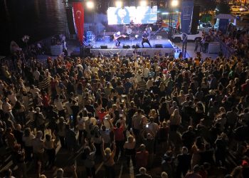 KUŞADASI SOKAK FESTİVALİNİN İLK GÜNÜNDE NECATİ VE SAYKOLAR RÜZGÂRI ESTİ