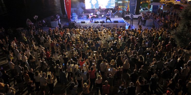 KUŞADASI SOKAK FESTİVALİNİN İLK GÜNÜNDE NECATİ VE SAYKOLAR RÜZGÂRI ESTİ
