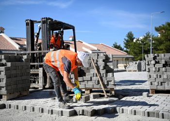 KUŞADASI’NDA YOL YAPIM ÇALIŞMALARI TÜRKMEN MAHALLESİ İLE DEVAM EDİYOR