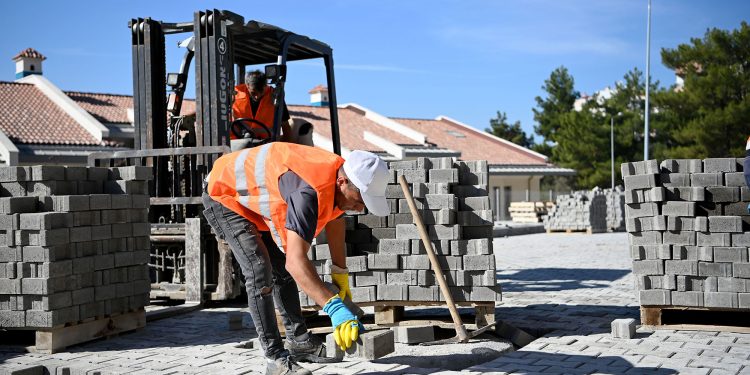 KUŞADASI’NDA YOL YAPIM ÇALIŞMALARI TÜRKMEN MAHALLESİ İLE DEVAM EDİYOR