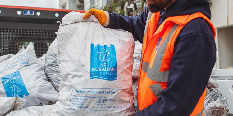 KUŞADASI’NDA YAKACAK YARDIMININ SON ADRESİ DAVUTLAR OLDU