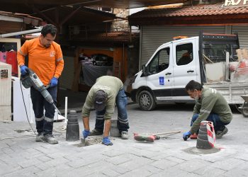 KUŞADASI BELEDİYESİ EKİPLERİ YOL YAPIM MESAİSİNİ 3 MAHALLEDE SÜRDÜRÜYOR