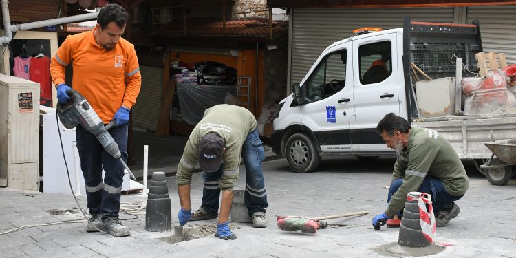 KUŞADASI BELEDİYESİ EKİPLERİ YOL YAPIM MESAİSİNİ 3 MAHALLEDE SÜRDÜRÜYOR