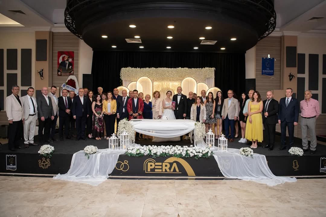 Bayraktutan ve Gök Ailelerinin Mutlu Gününde Kuşadası’nda CHP Buluşması