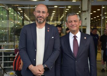 CHP GENEL BAŞKANI ÖZGÜR ÖZEL GÜNÜN YORGUNLUĞUNU GERMENCİK’TE ATTI