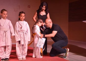 BAŞKAN ZENCİRCİ GENÇ KARATECİLERİN SARI KUŞAKLARINI BAĞLADI