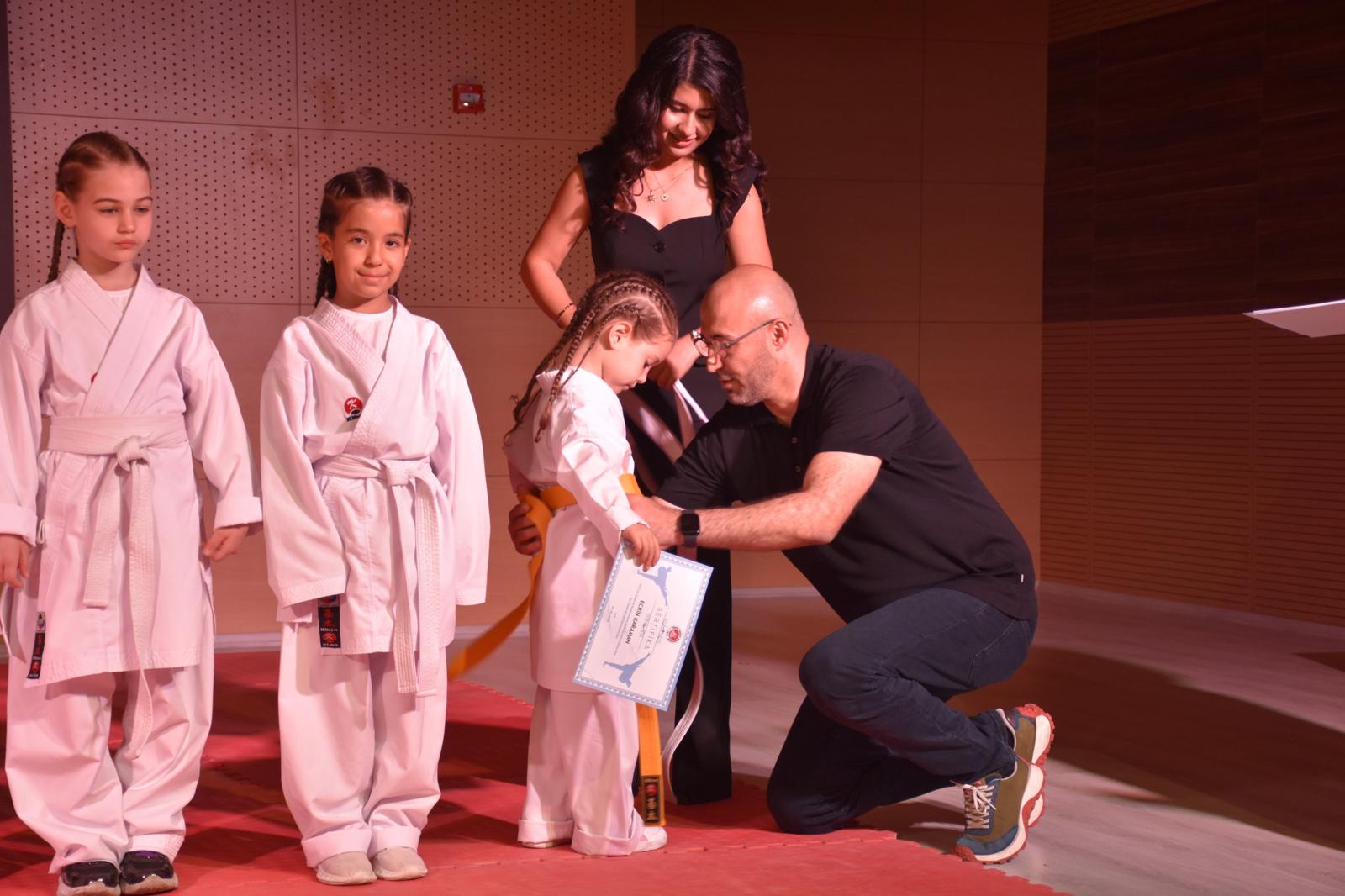 BAŞKAN ZENCİRCİ GENÇ KARATECİLERİN SARI KUŞAKLARINI BAĞLADI