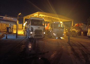 KUŞADASI BELEDİYESİ’NDEN SEFERİHİSAR’DAKİ YANGINLA MÜCADELEYE GECE DESTEĞİ