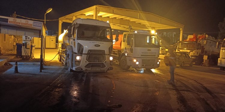 KUŞADASI BELEDİYESİ’NDEN SEFERİHİSAR’DAKİ YANGINLA MÜCADELEYE GECE DESTEĞİ