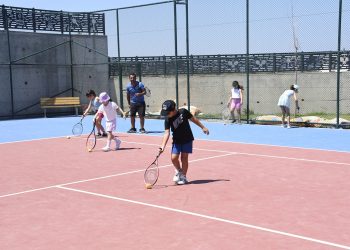 GELECEĞİN TENİSÇİLERİ KUŞADASI’NDA YETİŞİYOR