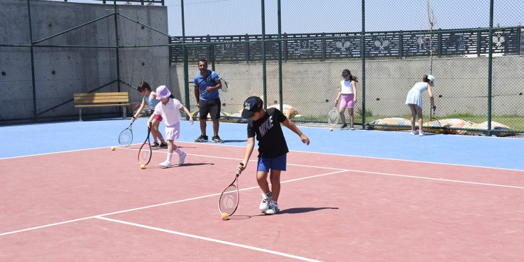 GELECEĞİN TENİSÇİLERİ KUŞADASI’NDA YETİŞİYOR