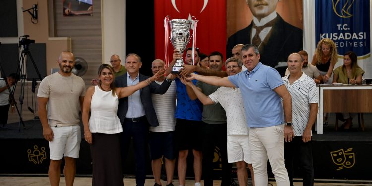 KUŞADASI BELEDİYE MECLİSİ TÜRKİYE ŞAMPİYONU OLAN TAKIMI AĞIRLADI