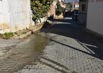 MURSALLI ASKİ DEPOSUNDAN TONLARCA SU SOKAĞA AKIYOR