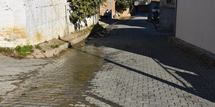 MURSALLI ASKİ DEPOSUNDAN TONLARCA SU SOKAĞA AKIYOR