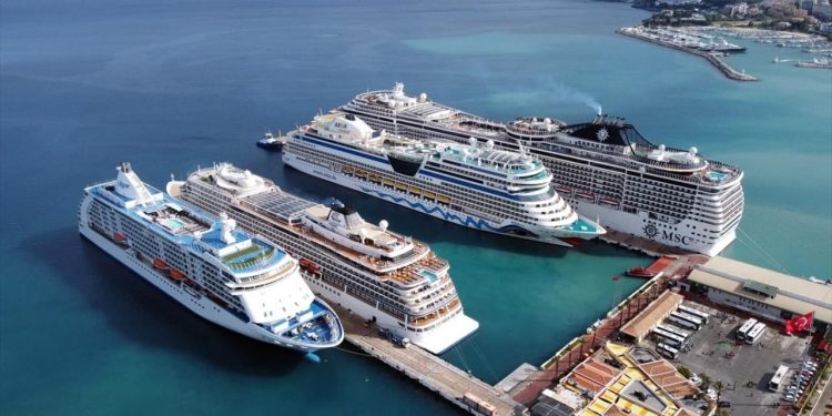 Kuşadası, 611 kruvaziyer gemisi ve yaklaşık 1 milyon yolcu ile Türkiye’nin en yoğun kruvaziyer limanı oldu