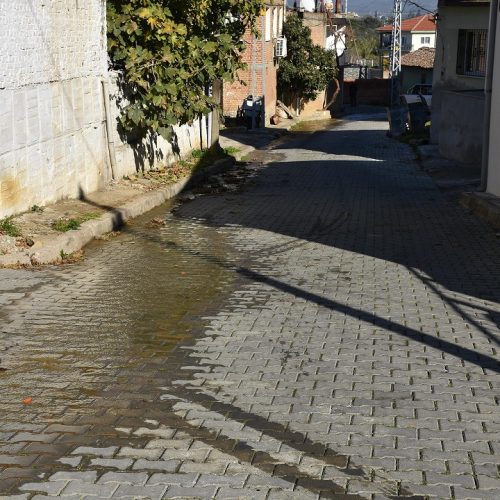 MURSALLI ASKİ DEPOSUNDAN TONLARCA SU SOKAĞA AKIYOR